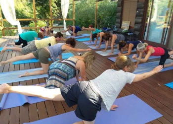 retoro-healthy-life-yoga-en-la-terraza-de-solterreno